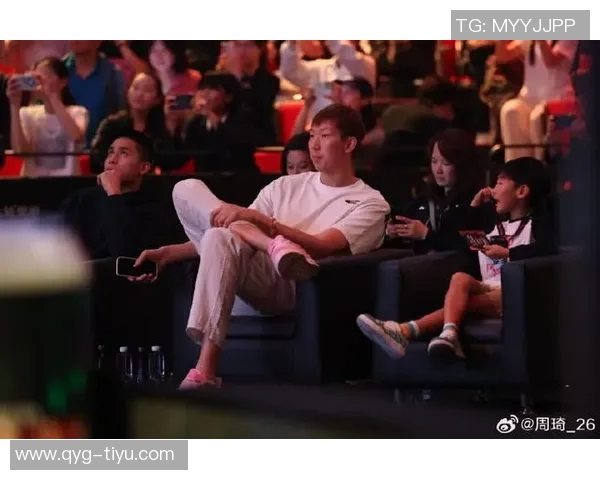 周琦首次现场观赛感受男双比赛魅力轻松3-0胜利乐趣无穷