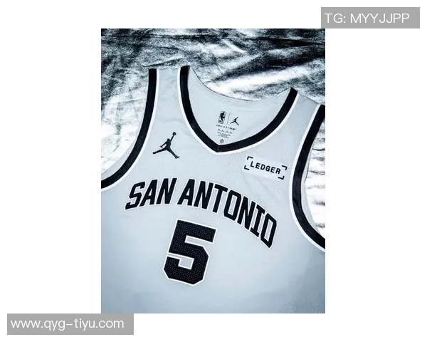 马刺新赛季球衣正式发布卡斯尔亲自试穿展现独特魅力与设计风格 马刺新赛季球衣正式发布卡斯尔亲自试穿展现独特魅力与设计风格